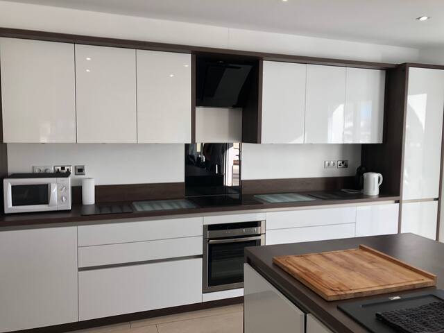 Mooie villa aan kanaal met ligplaats en zwembad! gallery image 5