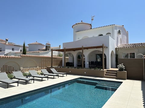 Lovely canal villa with mooring and pool!