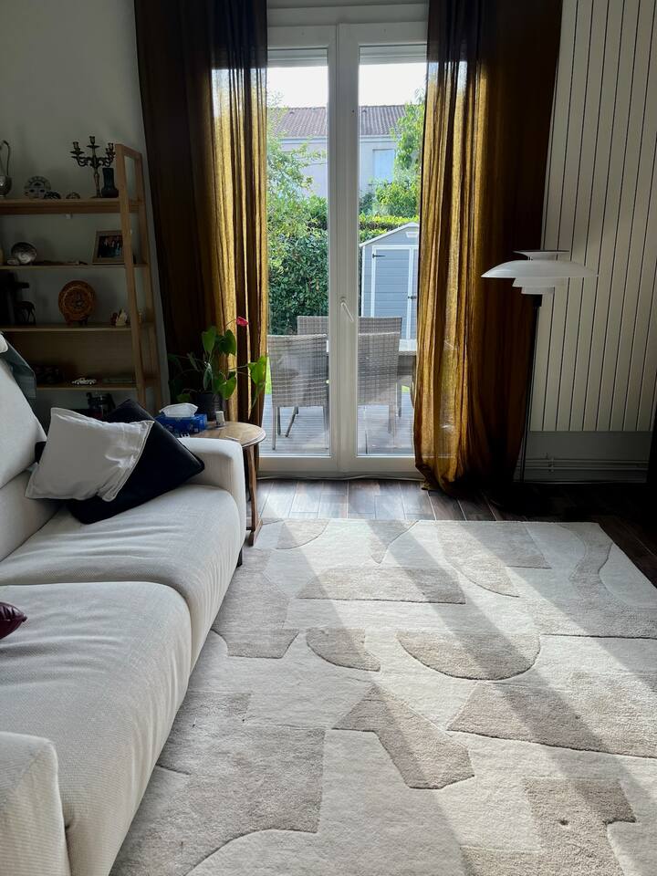 Chambre Avec Belle Terrasse Privée, Près De Paris - Montigny-le-Bretonneux