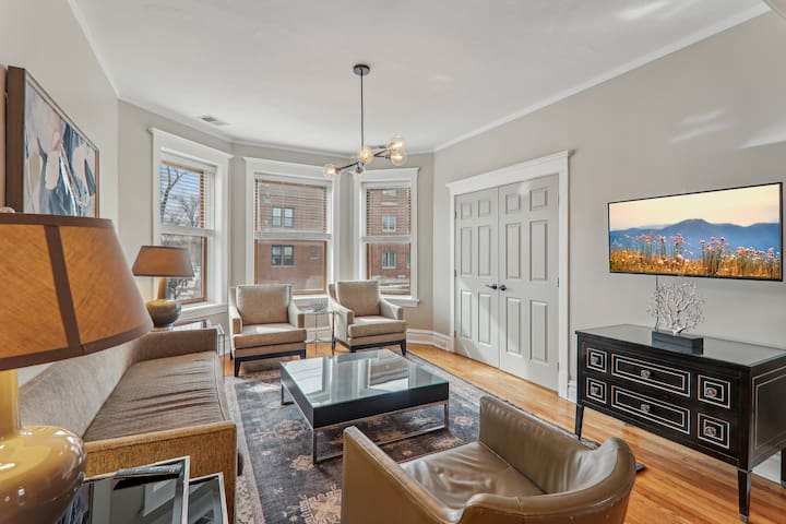 Big Wrigleyville Home, Great for Groups, 2 Units! gallery image 2