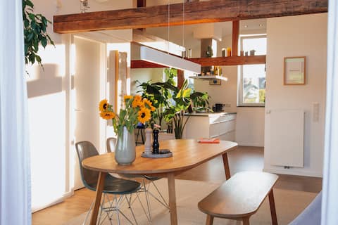 Leistungsstarkes Airbnb: The Bright Loft – 24/7 Check-in & free parking in Unterbilk