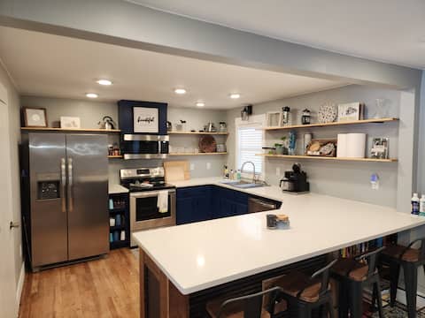 King & Queen Suites - 3 Full Bath - 1 Mile to Town