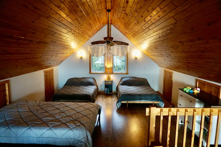 loft aperto con 3 letti e zona lettura.