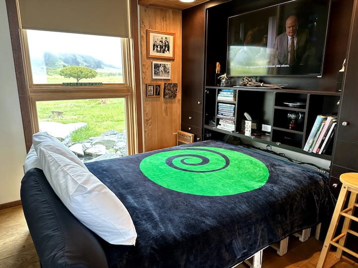 ห้องนอนนี้อยู่ที่ชั้นล่างของคอทเทจซึ่งมีเตาผิงสไตล์อิตาลีและพื้นที่เปิดโล่งของห้องครัว/ห้องรับประทานอาหาร  Enjot teh internet TV to watch movies from the comfortable memory foam bed. 