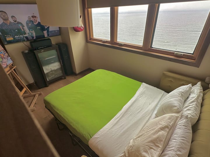 ชั้นบนของคอทเทจมีหน้าจอแบบญี่ปุ่นเพื่อสร้างห้องนอนส่วนตัวพร้อมทีวีอินเทอร์เน็ตของตัวเอง  เตียงขนาดควีนไซส์พับขึ้นเป็นโซฟาหากไม่ได้ใช้งาน  ทีวีมีระบบเสียงที่ยอดเยี่ยมสำหรับเพลงหรือภาพยนตร์จากเตียงหรือโซฟาตัวนี้