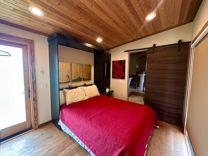 ห้องนอนแปลกตานี้ให้ความเป็นส่วนตัวอย่างสมบูรณ์แบบห่างจากคอทเทจหลักเพียง 50 ฟุต  เปิดมู่ลี่และประตูไปยังวิวทะเลและเสียงทะเล 180 องศาที่กว้างขวางอย่างน่าทึ่ง ระเบียงส่วนตัวยกระดับห้องน้ำในตัว  