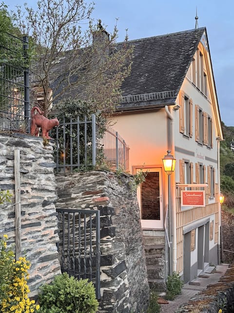 Swallow's nest directly on the Rheinsteig hiking trail