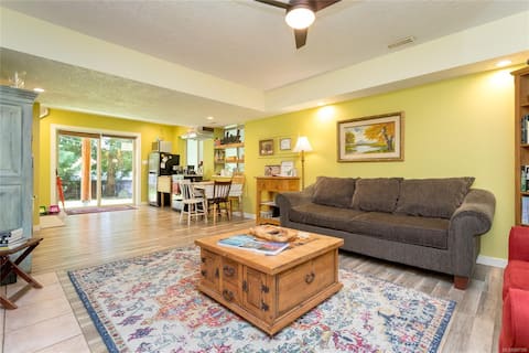 Top Airbnb: Cougars Hollow Guest Suite/ bottom half house in Capital