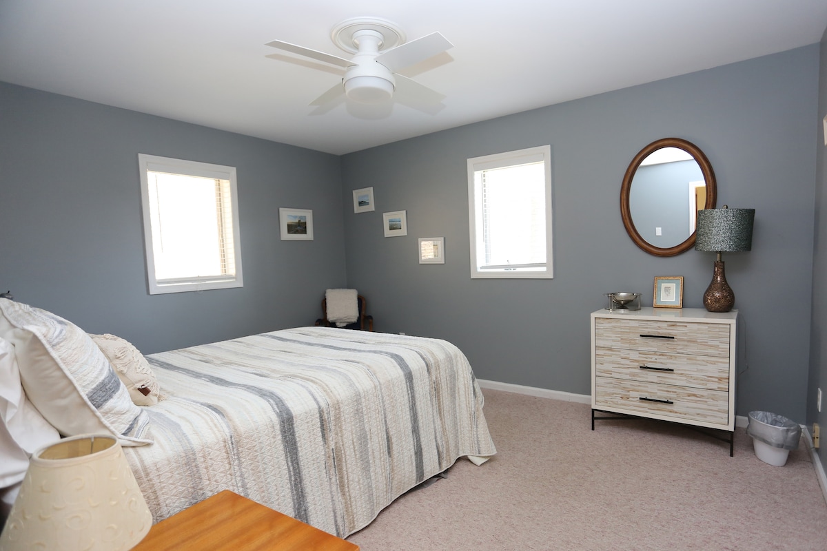 Habitación con cama tamaño queen en la segunda planta al otro lado del pasillo desde un baño completo