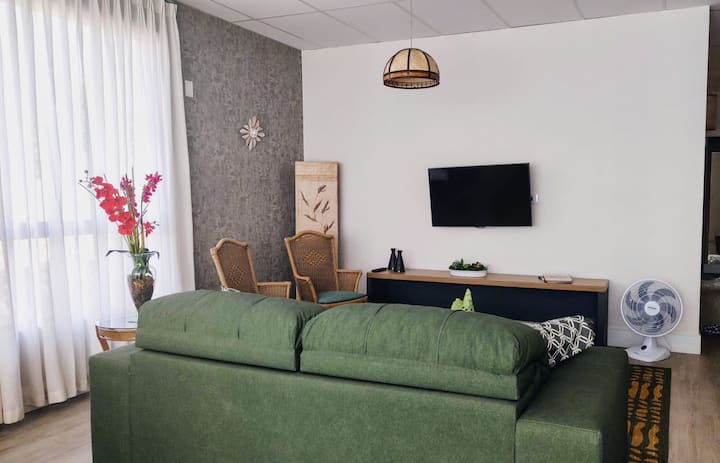 Pohovka a pohodlné stoličky, televízor s plochou obrazovkou.
Svetlý a vzdušný priestor.