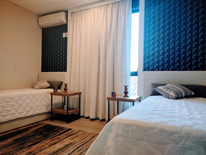 Pod každou posteľou sa nachádza zakotvená prechádzka, v ktorej sa v tejto ubytovni vyspia až 4 osoby.