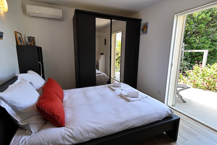 Habitación 4 con acceso a la terraza y vistas al mar