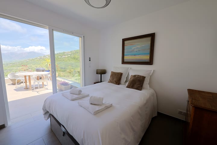Habitación 5 amplia con acceso a la terraza con vistas a la montaña