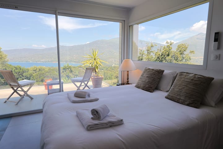 Habitación principal con acceso a la terraza y vistas al mar