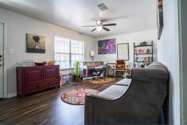 أريكة فاخرة رائعة للقراءة مع الكثير من الضوء الطبيعي!  