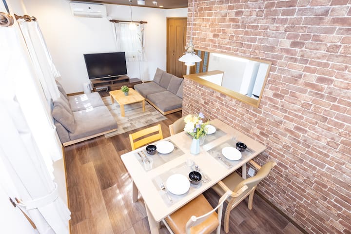 【東新宿】新宿歌舞伎町徒歩圏！駅近・駐車場付！3ベットルーム！おしゃれレンガ3階建て一軒家を貸切 gallery image 2