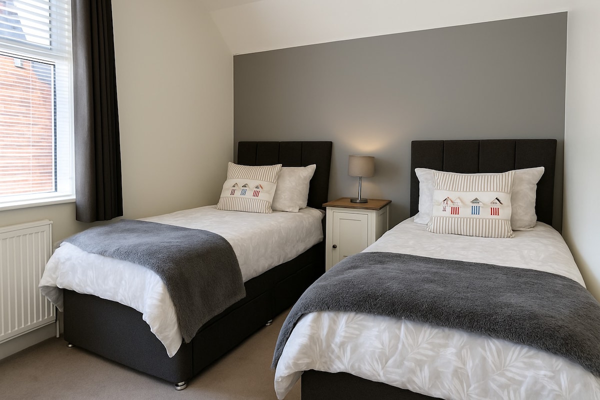 房子后面有一间小双人房，房子后面有一间安静的儿童房间。 可应房客要求提供安全门和婴儿床。 