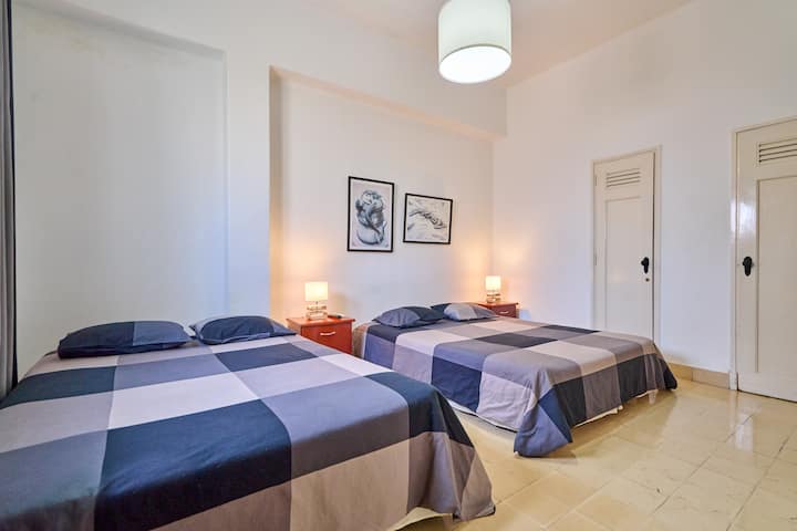 Amplio dormitorio + 2 camas de matrimonio.
