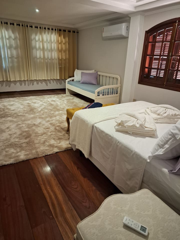 ห้องนอนขนาดใหญ่ 1 ห้องพร้อมสระว่ายน้ำและวิวสวน