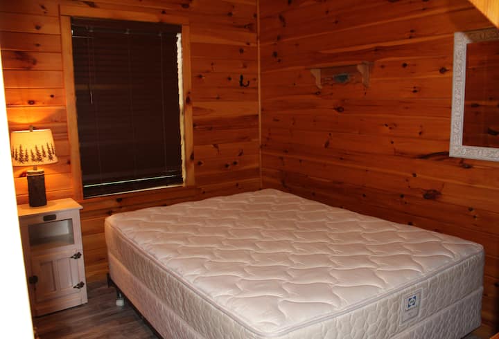 Ორი საძინებელი, თითო ორადგილიანი საწოლი თითოეულ ოთახში.