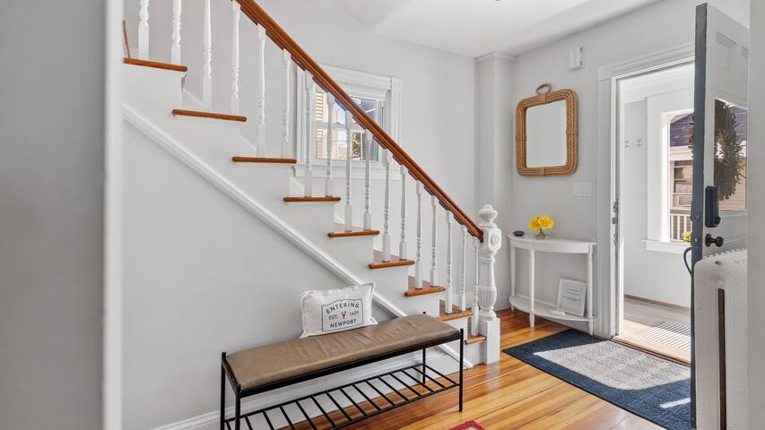 Beautiful Downtown Newport Home w/ 2 parking spots gallery image 3
