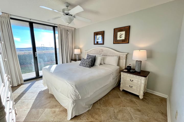 Kitanda cha ukubwa wa mfalme na ufikiaji wa moja kwa moja wa baraza la ghorofa ya chini!