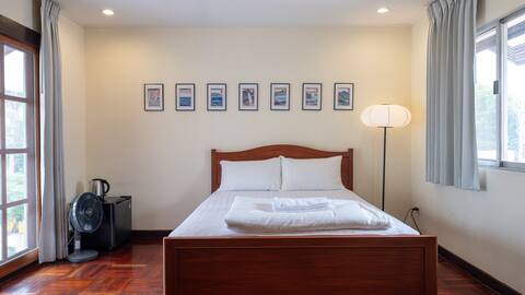 Seven Rabbit Garden View Queen bed BKK Airport