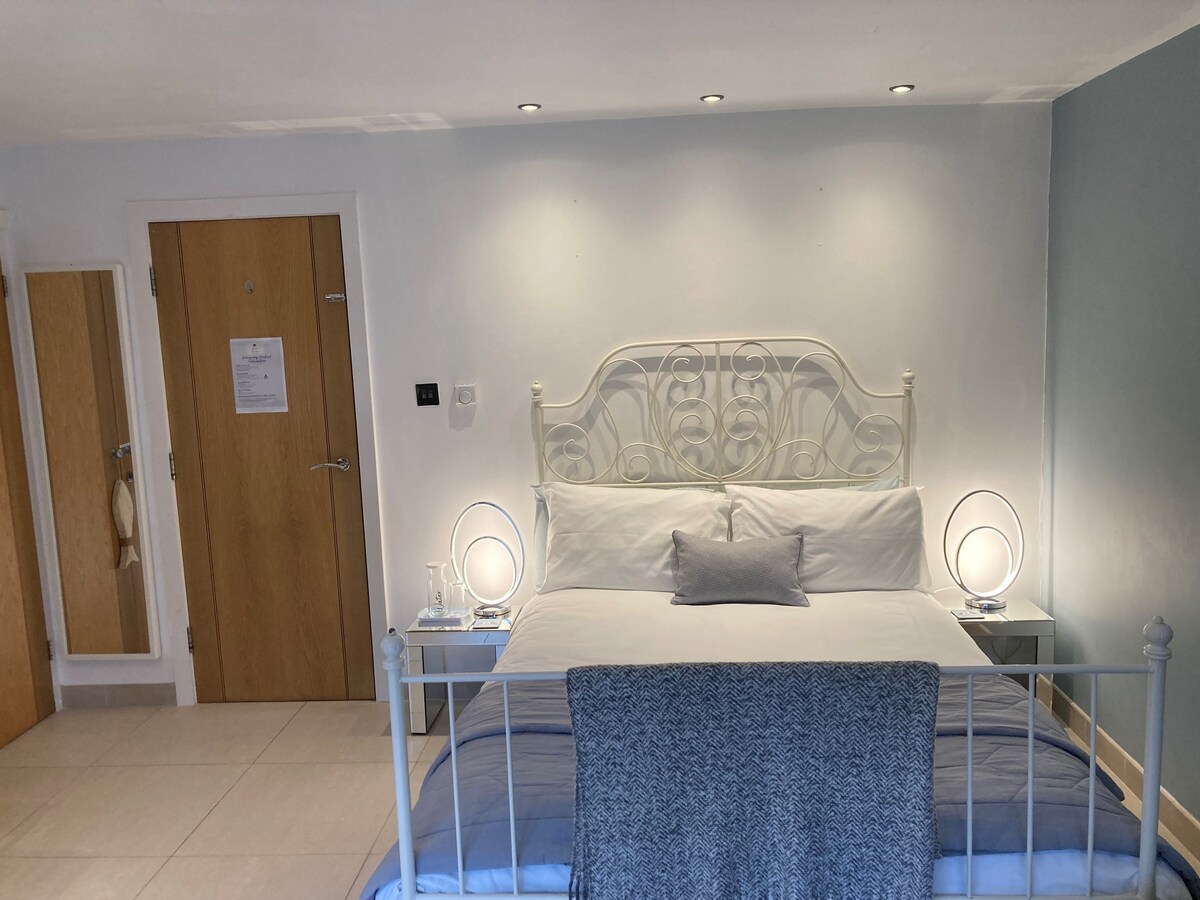 Successful Airbnb property: Basement flat, Nr Warwick Uni. Parking, own access in Finham