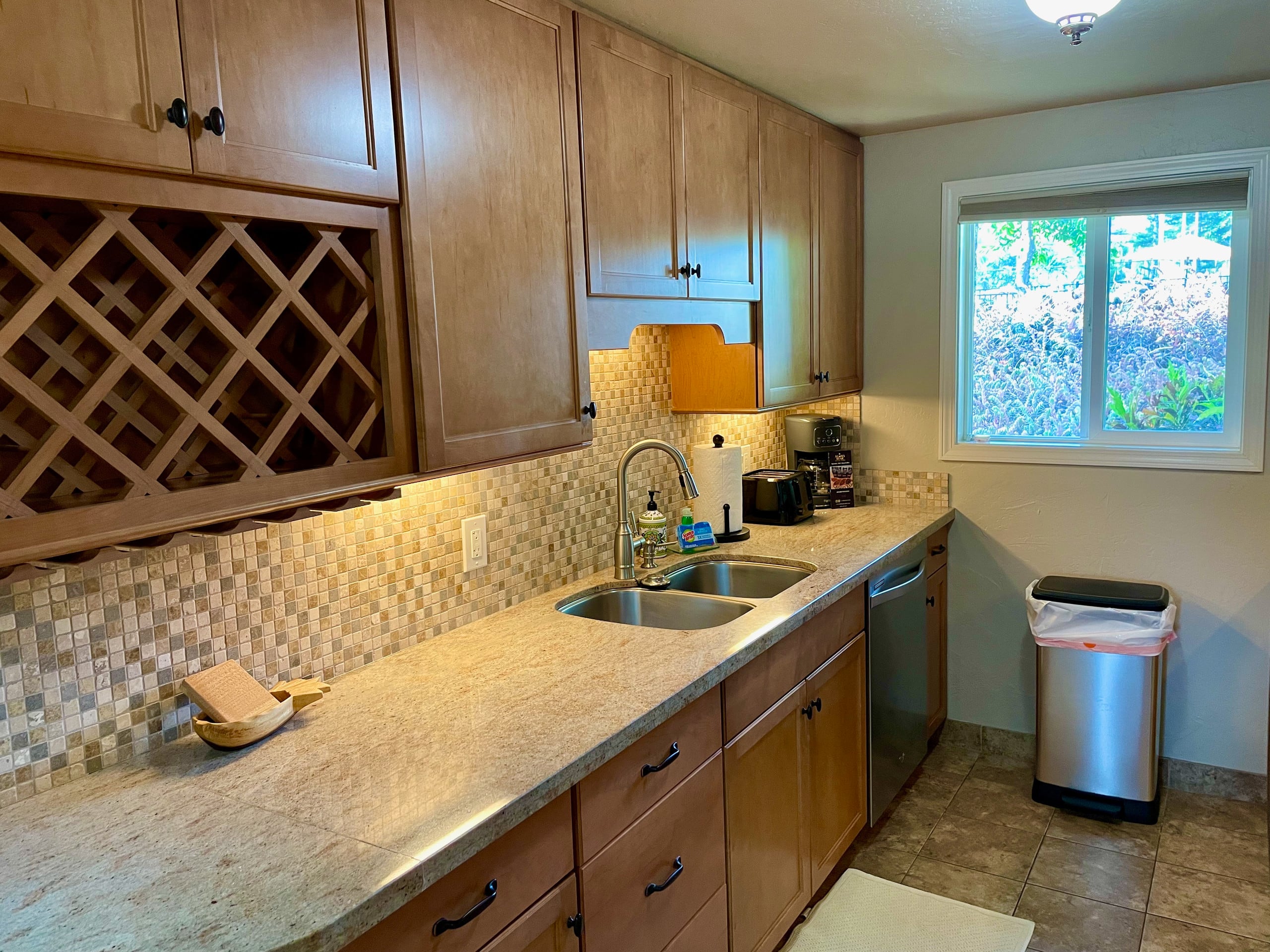 Condo in Kailua-Kona · ★4.96 · 2 bedrooms · 4 beds · 2 private baths - Image 6