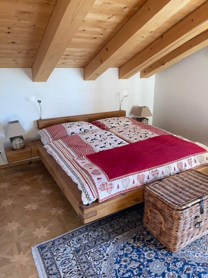 Მთავარი საძინებელი ხის დიდი ზომის საწოლით ადგილობრივი წარმოების ბუნებრივი ბოჭკოვანი თეთრეულით