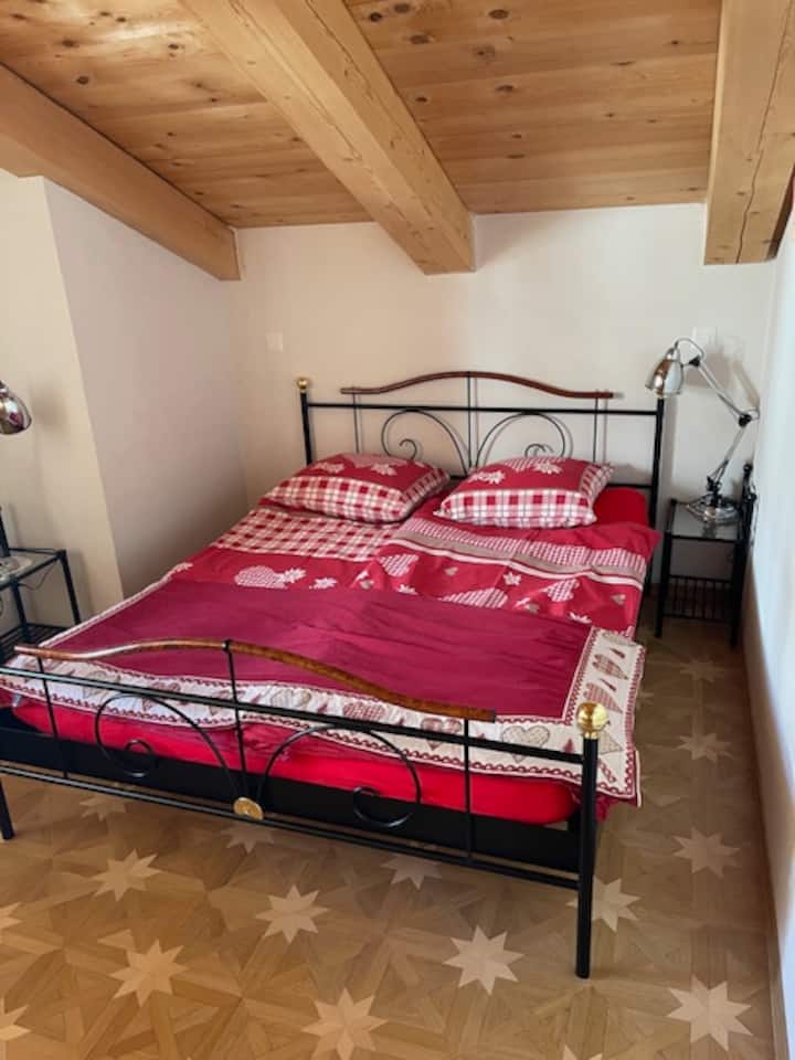 Საძინებელი ორადგილიანი საწოლით ბუნებრივი ბოჭკოვანი თეთრეულით