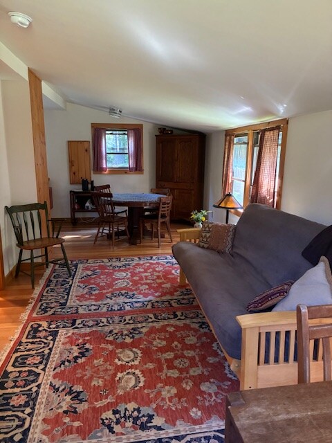 Futón sa dá vytiahnuť na matrac plnej veľkosti.