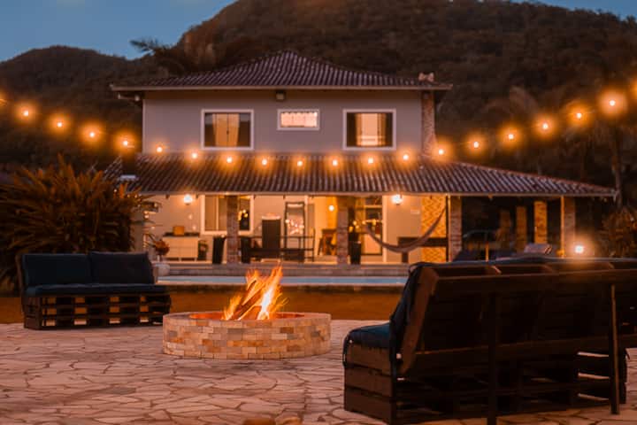 Vultuoso Retreat: heated pool, hydro, courts