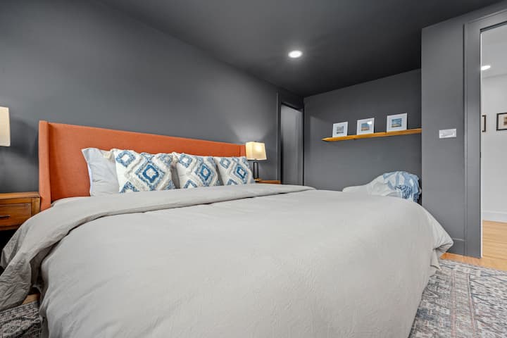 Master bedroom retreat- color drenched in Urbane Bronze for a earthy, calm feel to the cozy of the bedroom. Kitanda aina ya King kilicho na godoro jipya la Tuft na Needle. Mashuka ya kifahari, taa laini na televisheni janja ya "55".  Mandhari ya milima kutoka kitandani mwako!