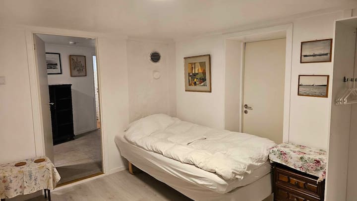  เตียงเดี่ยว 2 เตียงในห้องนอน 1 เตียงที่สามารถเปลี่ยนเป็นเตียงคู่ได้