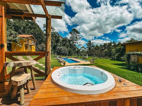 House in the countryside with hydro, swimming pool and beautiful view.
