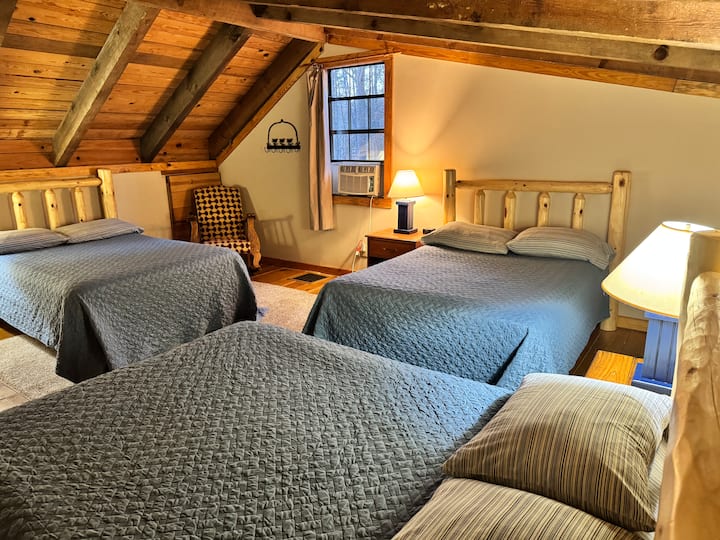 חדר שינה למעלה - 3 מיטות זוגיות.