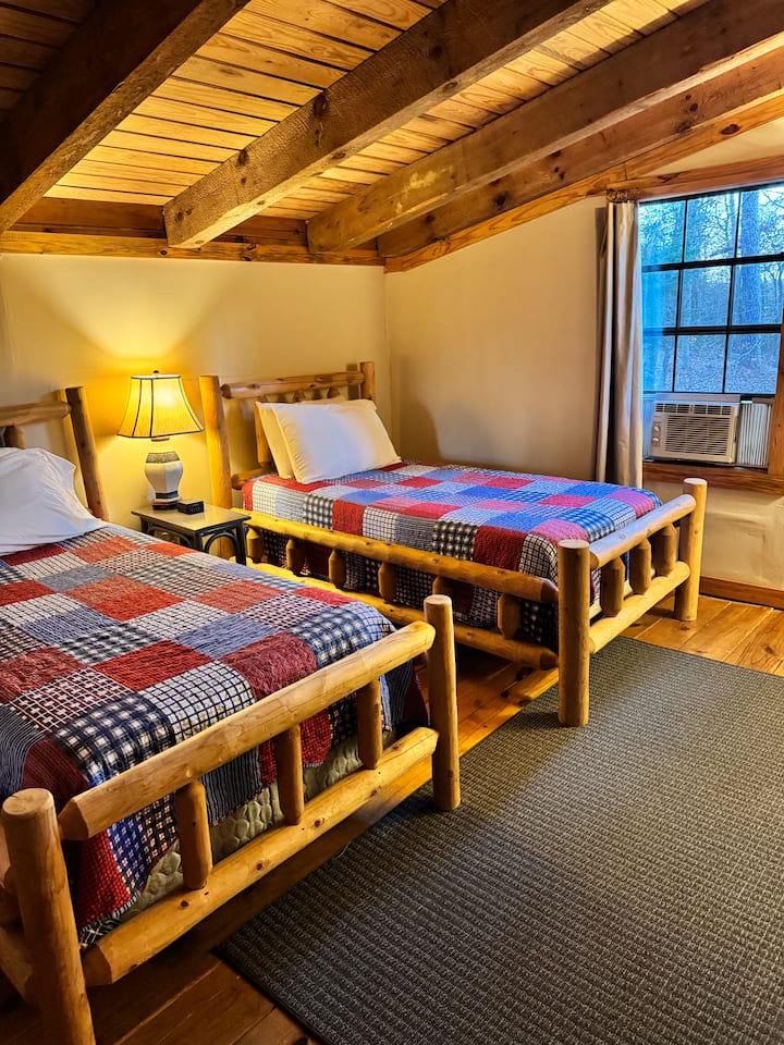 שתי מיטות יחיד - חדר שינה למעלה.