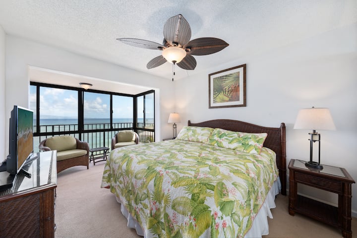 Dormitorio principal con cama tamaño king, sala de estar y escritorio