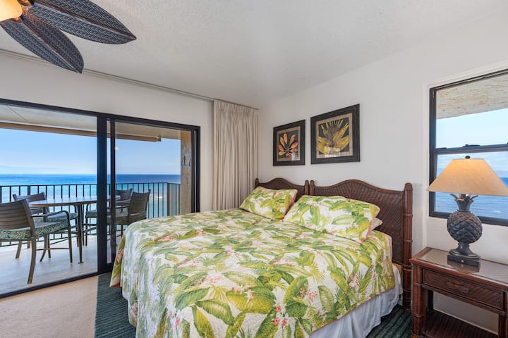 Dormitorio frente al mar frente al lanai, con una OPCIÓN de una cama tamaño king o 2 camas individuales