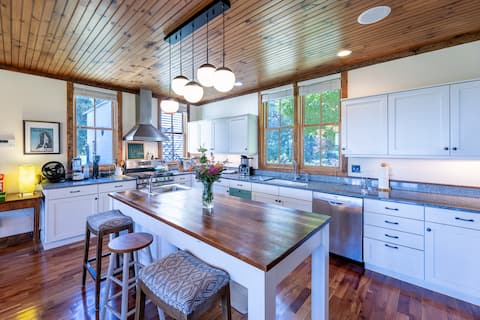 Quechee Hathaway House: gardens, hot tub & views