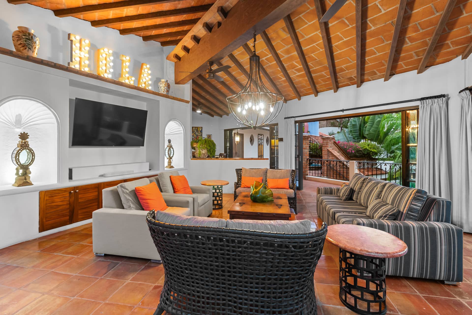 Villa Ladera, A lush oasis moments from the beach — photo 2