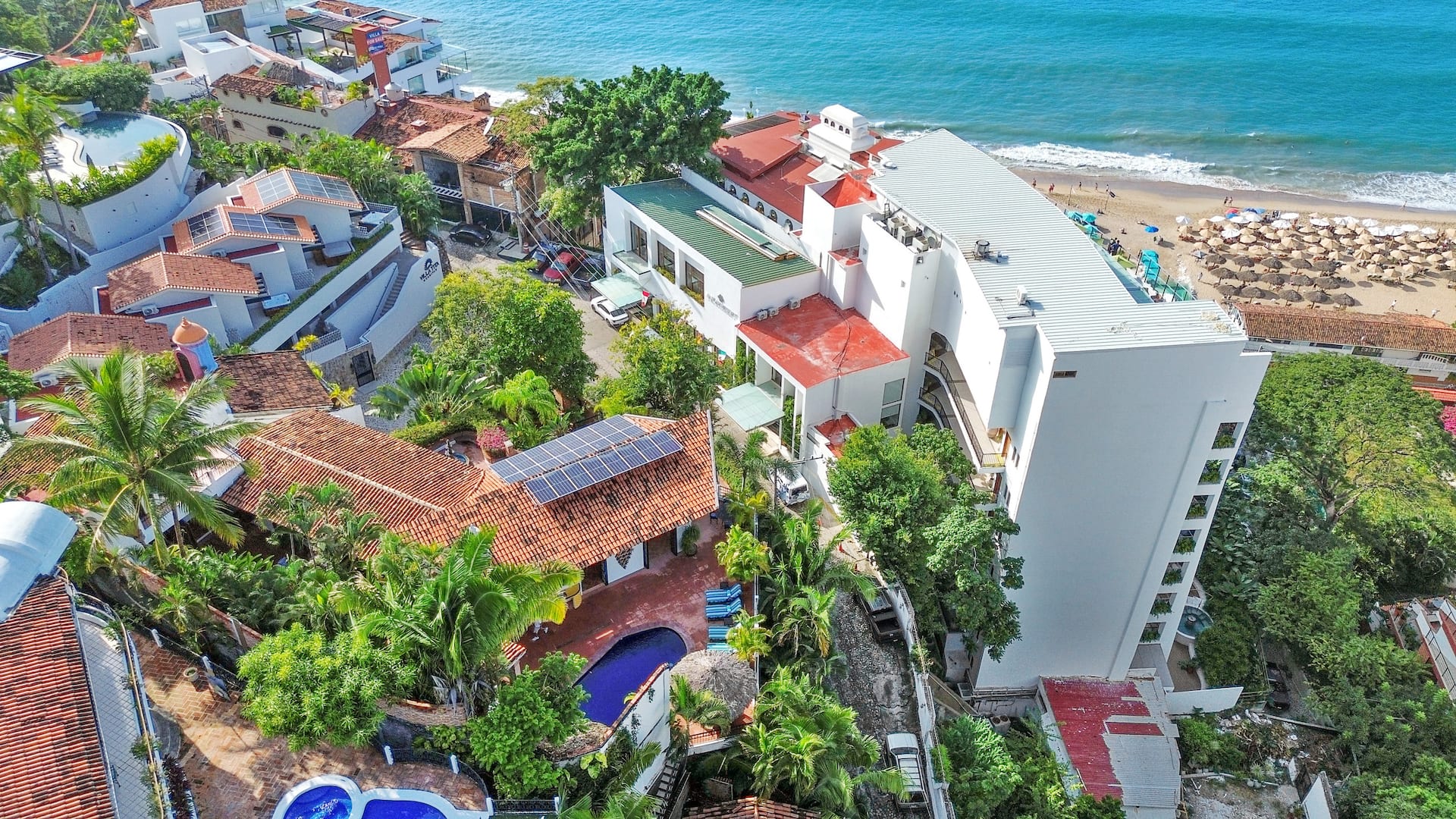 Villa Ladera, A lush oasis moments from the beach