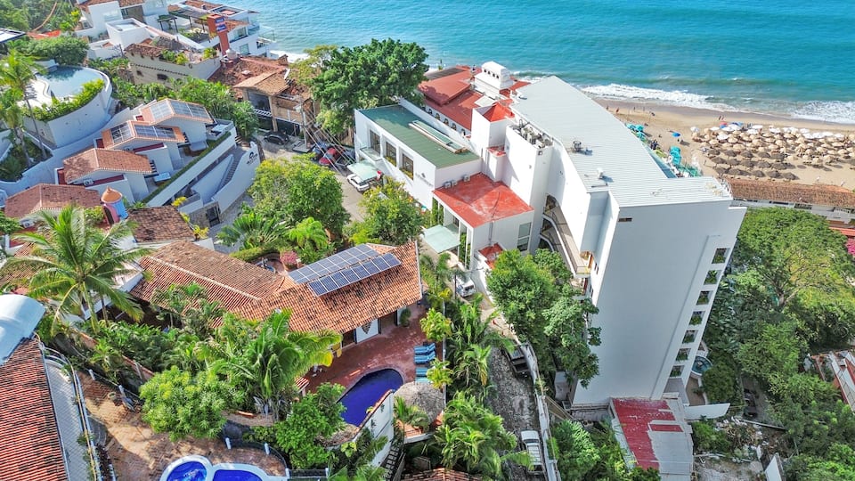 Villa Ladera, A lush oasis moments from the beach — photo 1