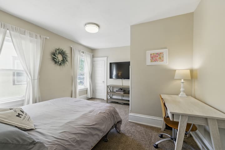 二楼2号卧室，配备标准双人床