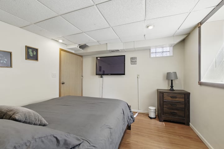 卧室5 （地下室）标准双人床