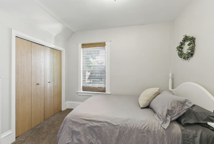 卧室4 （二楼）全尺寸床