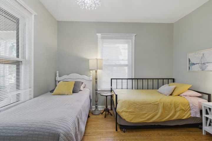 主楼1号卧室，配备3张单人床