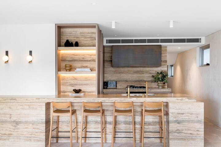 Luxury Apartment with Bronte Beach Views gallery image 3