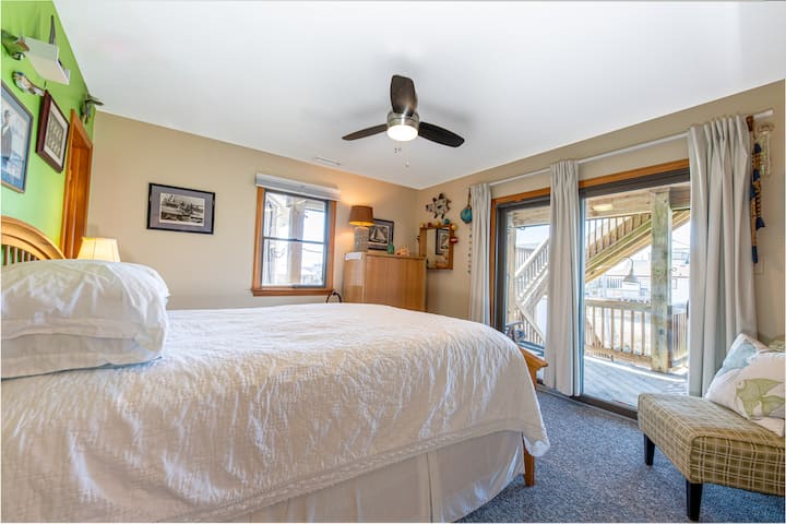 جناح ضيوف صغير في الطابق الرئيسي... سرير بحجم كوين وتلفزيون ذكي وخزانة ملابس وخزانة ملابس ومكواة وطاولة كي الملابس.